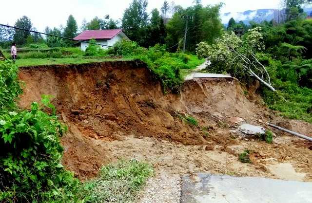 Jalan Laguboti-Parsoburan Km 7 Terputus Akibat Longsor . (foto:bataktoday.com)