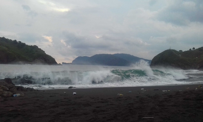 Sampah botol plastik berserakan di tepi pantai Teluk Love/Dokumentasi Pribadi