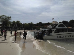 Fast boat Dream Beach mengantar kami tiba di Mushroom Beach, Nusa Lembongan (Foto: Ang Tek Khun)
