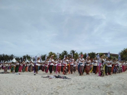 Penyelenggara mempersiapkan 1500 perempuan penari (Foto: Ang Tek Khun)