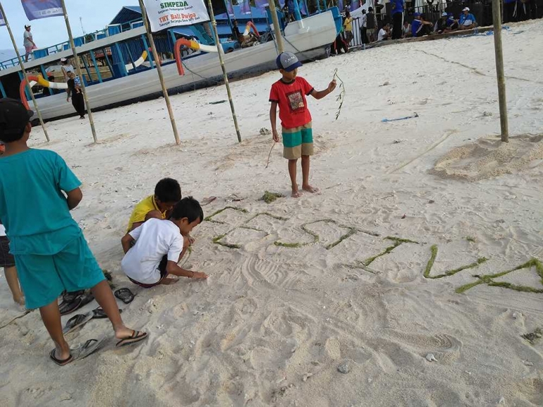 Anak-anak bermain riang (Foto: Ang Tek Khun)