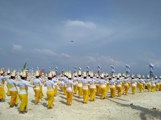 Dalam baris kompak dan gerak ritmis (Foto: Ang Tek Khun)