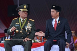 Jokowi bersama Panglima Gatot Nurmayanto