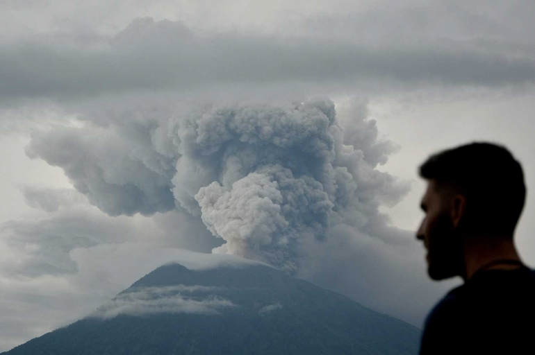 wisatawan asing melihat erupsi Gunung Agung dari kejauhan (AntaraFoto)
