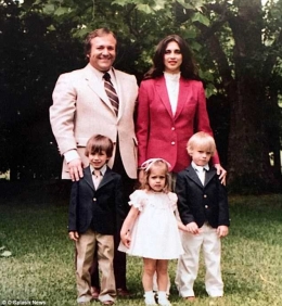 Barry Seal dan keluarga kecilnya semasa hidup | dailymail.co.uk