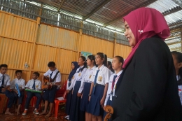Ibu Vina asal Sumatera Barat yang dikirim oleh Dir.GTK yang mengaku senang mengajar anak-anak CLC. Dok. Pribadi.