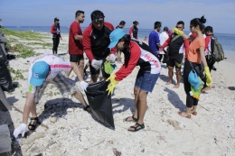 Kegiatan membersihkan laut bersama pelajar | Sumber: Kemenkomaritim