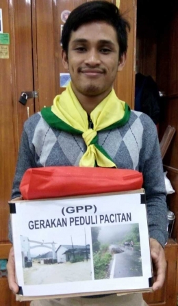 Syarif Hidayatullah, Ketua Koordinator GPP saat memperlihatkan hasil penggalangan dana. (Dokumen Penulis)