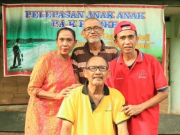 Om-ku berbaju kuning (81 thn), Aku merah, dan Adikku serta suaminya. Panti Asuhan Kristen Eunika Semarang, 14 Nov 17 