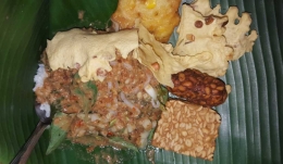 Pecel Bu Sri disajikan dengan pincuk daun pisang (dok. pri).