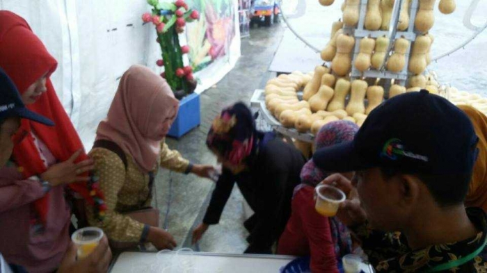 Gambar 4, Pengunjung Sabang Sail antusias mencicipi jus labu madu di stand Dinas Pangan Aceh (Doc. FMT)