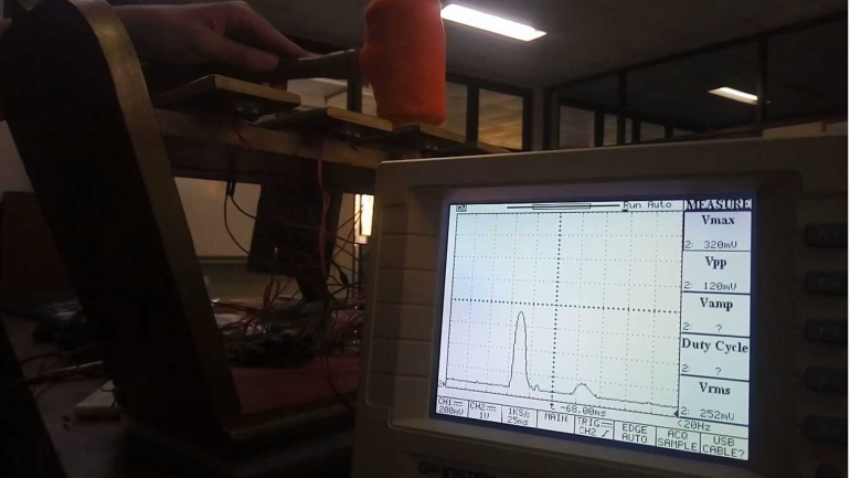 Pengamatan sensor FSR dengan Osiloskop di Lab. TA Teknik Elektro Kampus III USD Paingan