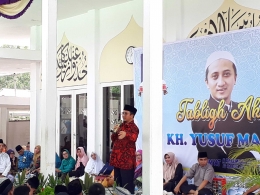 Ustadz Yusuf Mansur saat tausiyah di Masjid Baitul Hikmah Muntok 