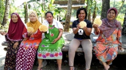 Sebagian ibu-ibu pembuat Opak Singkong di Kel Keranggan, Kec Setu, Tangsel. (Foto: Gapey Sandy)