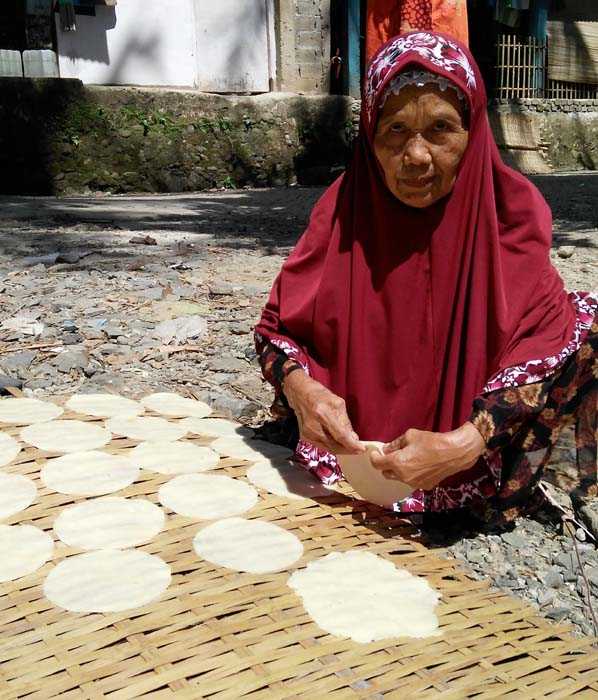 Rasi'ah, nenek pembuat Opak Singkong di Kel Keranggan, Kec Setu, Tangsel. (Foto: Gapey Sandy)