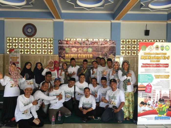 Foto bareng Kompasianer Sebelum melihat lihat Keseruan MQK 2017 di Jepara (dok. Mbak Dewi)