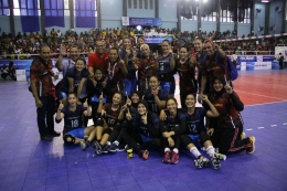 Tim Putri Bank Jatim nampak gembira usai pastikan raih gelar Juara Livoli Divisi Utama 2017| Foto: PBVSI
