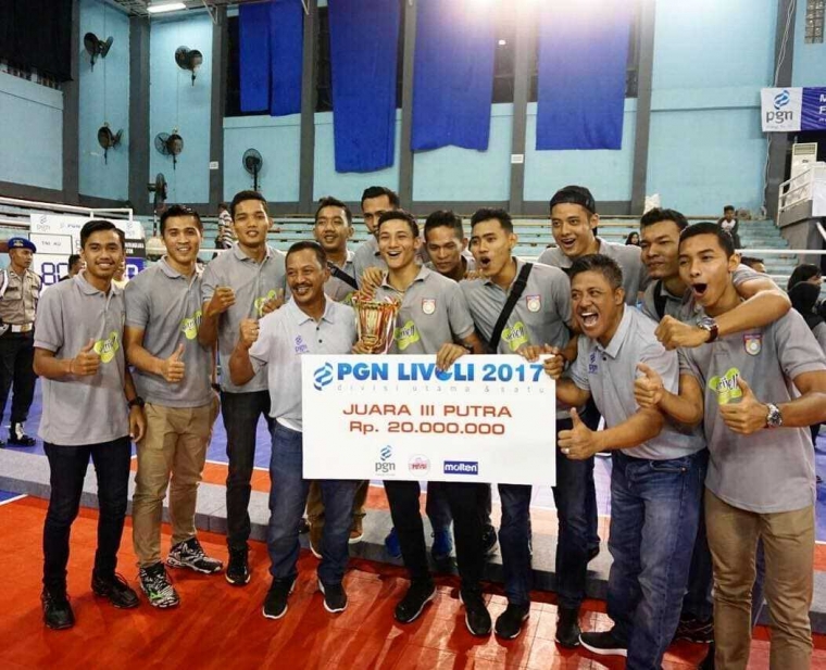 Indomaret Sidoarjo finish di tempat ketiga| Foto: Instagram @indomaretvolleyball
