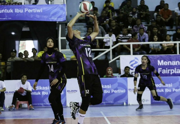 Aksi Yolana Betha (Bank Jatim) saat memberikan umpan| Foto: PBVSI
