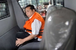 Setya Novanto di dalam mobil tahanan KPK. Foto: kompas.com