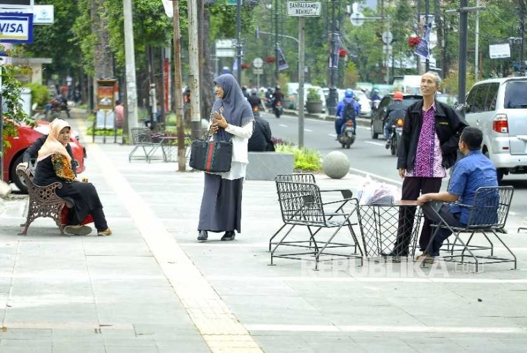sejumlah warga terlihat duduk di kursi pinggir jalanan dari republika.co