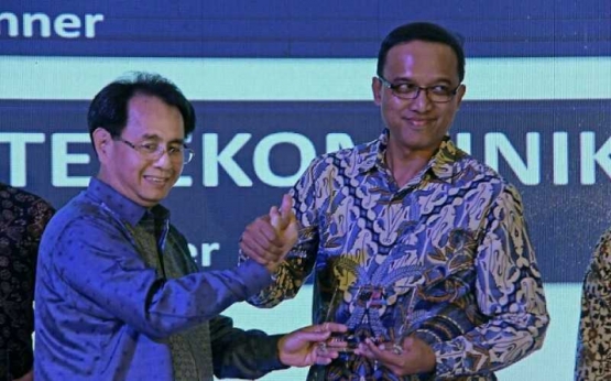 Foto milik : http://shippinglineindonesia.com/index.php/2017/05/08/terminal-teluk-lamong-raih-award/