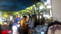 Pengunjung sedang memilah-milih buku | Foto: Dokpri