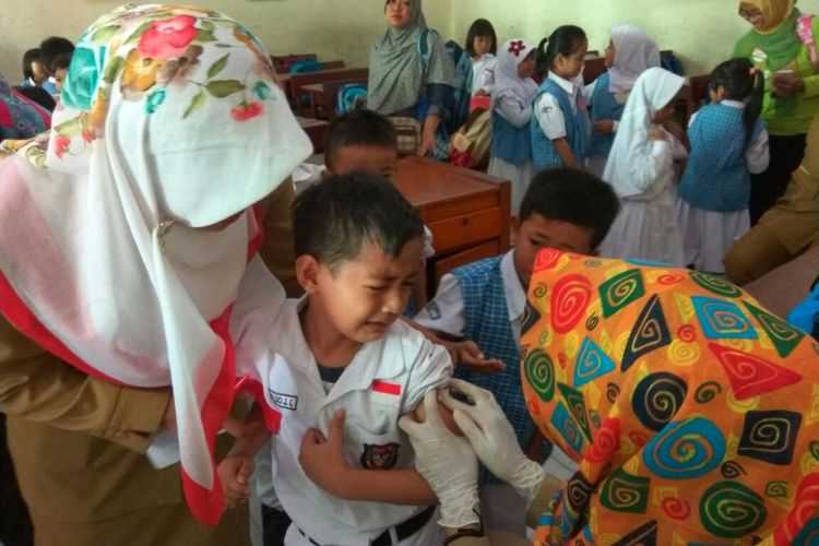 Murid-murid SD Negeri 2 Sukamaju Baru Depok jalani imunisasi difteri.