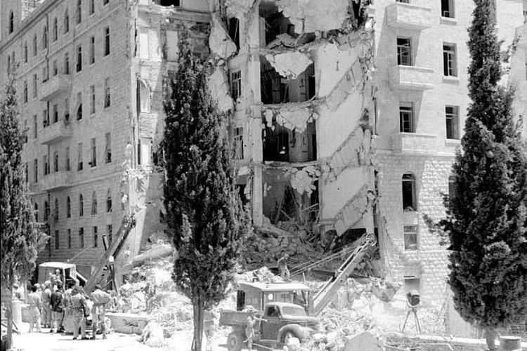 Kelompok sayap kanan Yahudi, Irgun, meledakkan hotel King David di Yerusalem pada 22 Juli 1946 yang menewaskan 91 orang. Aksi teror ini dilakukan karena Inggris membatasi jumlah imigran Yahudi ke Palestina.