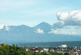 Gunung Semeru dari pusat kota Malang (sumber: panoramio.net)