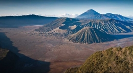Panorama Gunung Bromo (foto oleh Robert Machacek: lighthunt.net)