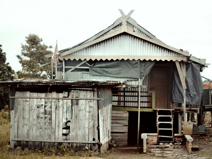 Foto : Rumah Penduduk Lokal di Pinggiran Kota, Kepulauan Riau, Sumber : Koleksi Pribadi