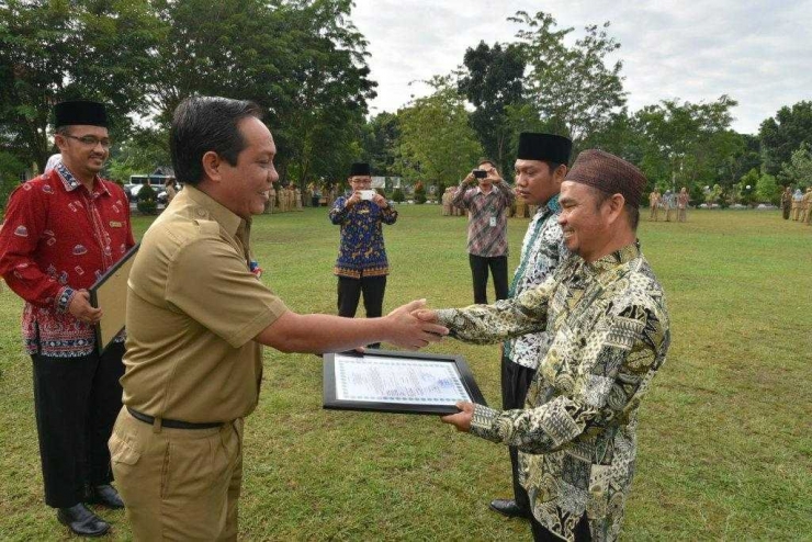 Kepa;a BP2RD Kabupaten Bangka darius menyerahkan sertifikat halal (foto. Dok Humas)