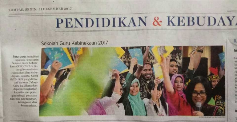 Para peserta mengangkat buku SGK 2017 sampul hijau di acara peluncuran, seperti diliput Harian Kompas edisi Senin (11/12) kemarin. (Muchlisin)