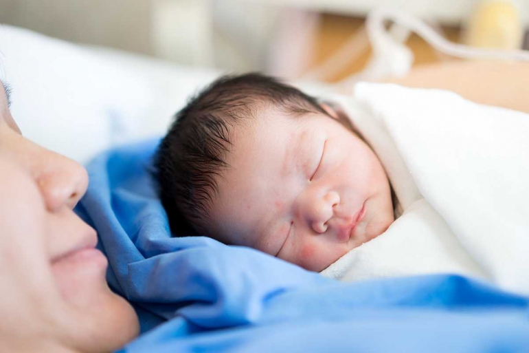 Sentuhan kasih sayang pada bayi akan menentukan kualitas hidupnya dimasa mendatang. Sumber: bcchr.ca