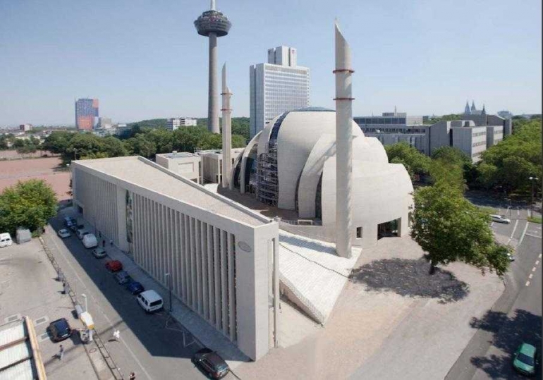 Masjid Sentral Cologne dlihat dari atas. Photo: Paul Bhm