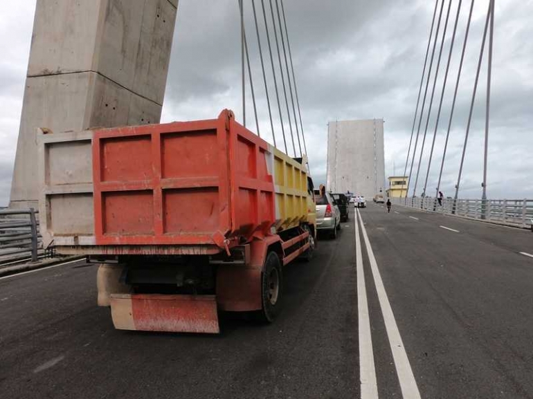 Antrean kendaraan yang menunggu saat ada kapal melintas di bawah jembatan (foto: widikurniawan)