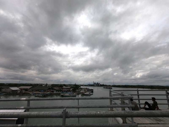 Pemandangan pelabuhan di sekitar jembatan (foto: widikurniawan)