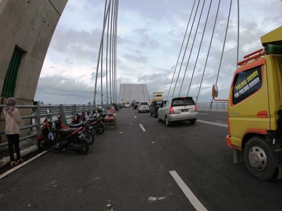 SInggah sejenak, ada tukang cilok lho... (foto: widikurniawan)