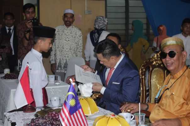 Dubes Rusdi Kirana bersama YM Ungku Raja Kamaruddin memeriksa ijazah Paket A milik salah seorang siswa PPWNI Klang. Foto: Dok. Pribadi.
