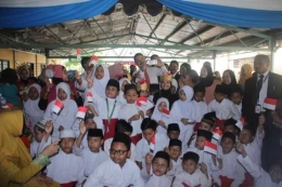 Dubes Rusdi Kirana selfie bersama anak-anak pekerja migran Indonesia di PPWNI Klang. Foto: Dok.Pribadi.