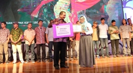 Saya saat mendapat penghargaan dari Menteri Pariwisata RI, Arief Yahya. | Dokumentasi Pribadi