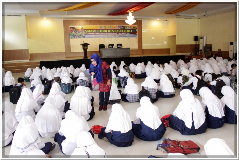 Irwani Pane berbagi tips menjadi siswa cerdas sekaligus beretika di Gedung Balai Kartini Bantaeng (12/12).