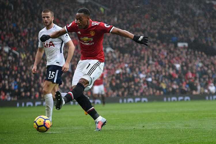 Anthony Martial, melepaskan tembakan untuk mencetak gol ke gawang Tottenham Hotspur pada pertandingan Premier League di Old Trafford (bola.kompas.com)