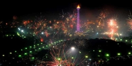 Pesta kembang api di kawasan Monumen Nasional (Monas), Jakarta, Selasa (1/1/2012), saat menyambut tahun baru 2013. KOMPAS/HENDRA A SETYAWAN(HENDRA A SETYAWAN)