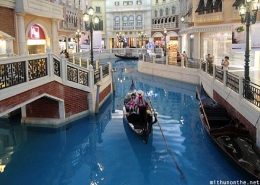 Gondola ride at the Venetian (http://mithunonthe.net)