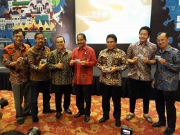 Menteri Pariwisata Arief Yahya (tengah) bersama para pembicara seminar Digitalizing Wonderful Indonesia. Pemimpin Umum IndoTelko Doni Ismanto (nomor tiga dari kiri). (Foto: Dian Kelana)