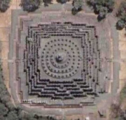 Mandala Candi Borobudur. Sumber gambar: yoedana.wordpress.com