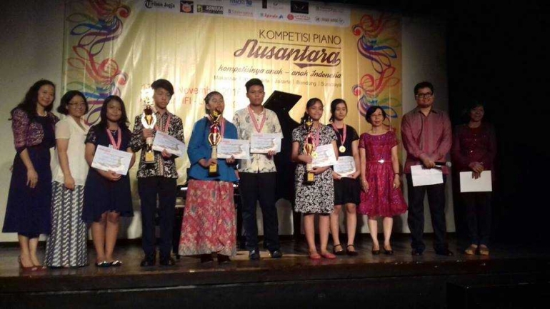 Pose pemenang konser piano Nusantara yang dihelat Ananda Sukarlan, Yogyakarta 2016