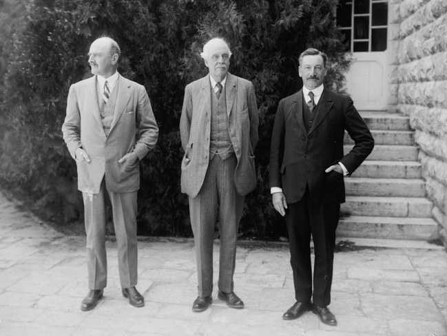 Arthur Balfour (tengah) pada tahun 1925. Dia adalah orang pertama yang menyetujui gagasan bahwa orang-orang Yahudi lebih dari sekedar komunitas religius. Photo: Universal History Archive / Getty